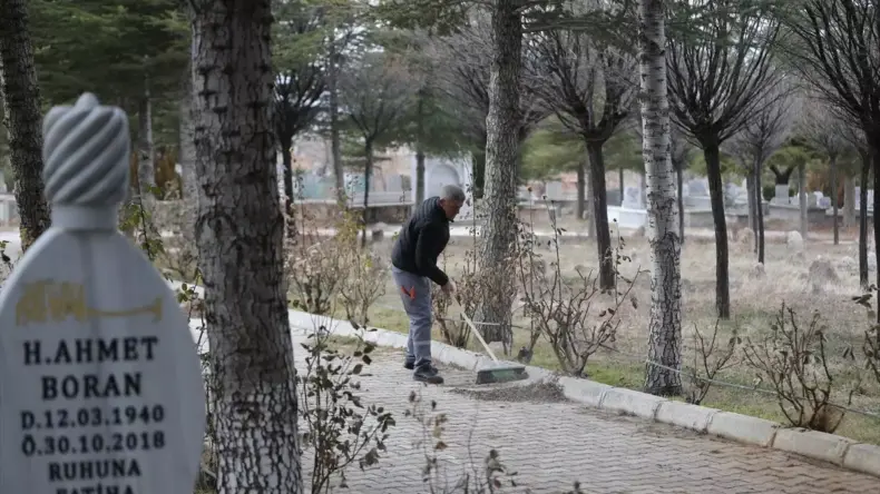 Mezarlığı Evi Gören Hüdaverdi Baba