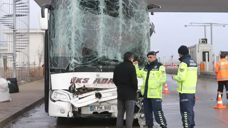 Niğde’de Otobüs-Tır Kazası: 8 Yaralı