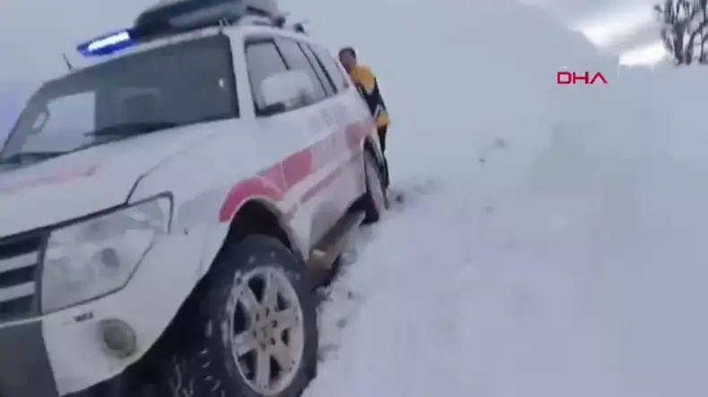 Ambulans Kara Saplandı, Yaralı Kadın 7 Saatte Hastaneye Ulaştırıldı