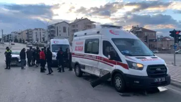 Karaman’da Ambulans ve Otomobil Çarpıştı