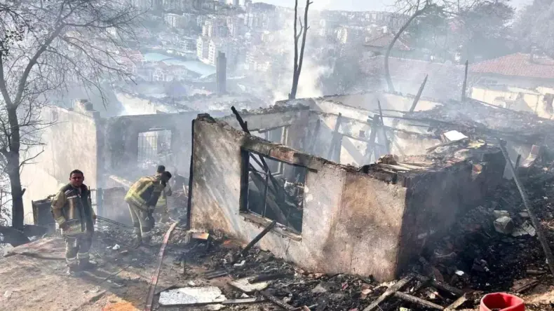 Mamak’ta Gecekondulara Sıçrayan Yangın Söndürüldü