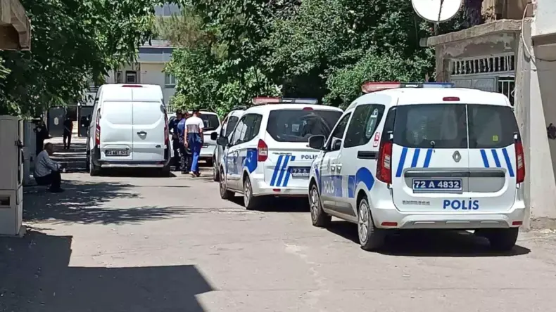 Batman’da Bıçaklı Kavga: Eşi Yaralandı