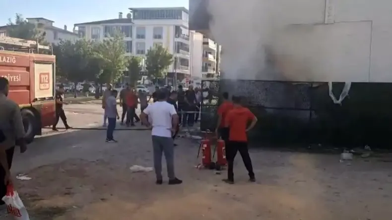 Elazığ’da Market Deposunda Yangın Söndürüldü