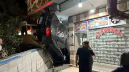 Fren yerine gaza basınca lokantanın bahçesine uçtu