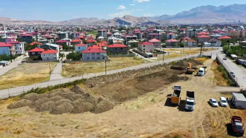Van’da boşanma aşamasındaki kişi, sınıfta kayınbiraderi zannedip öğretmeni bıçakladı