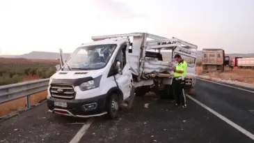 Kilis’te Tır-Pikap Kazası: 3 Yaralı