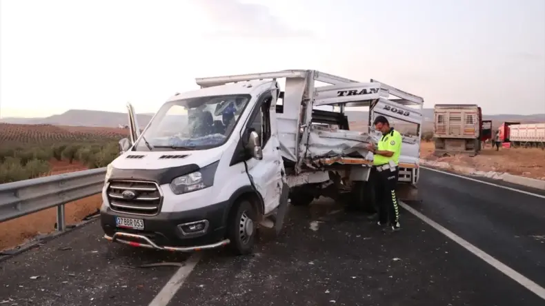 Kilis’te Tır-Pikap Kazası: 3 Yaralı