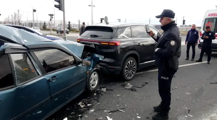 Erzurum’da Zincirleme Kaza: 2 Yaralı
