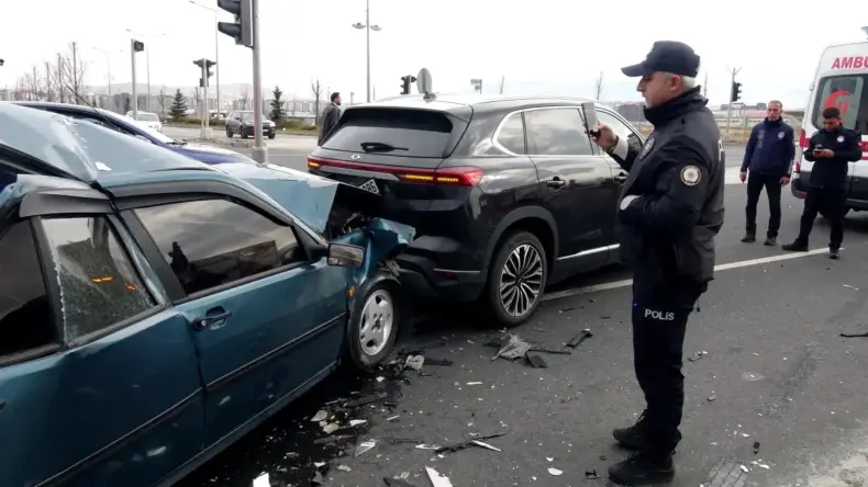Erzurum’da Zincirleme Kaza: 2 Yaralı