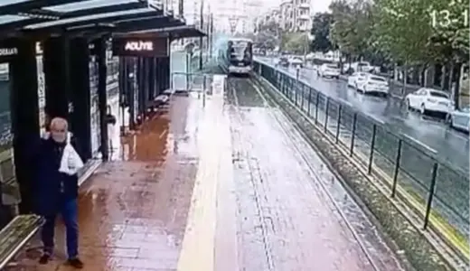 Tramvaya Yıldırım Düştü