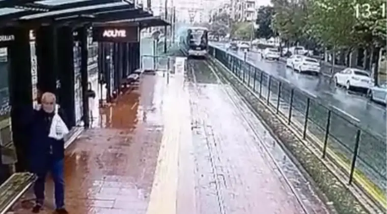 Tramvaya Yıldırım Düştü