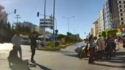 O anlar kamerada: Kırmızı ışıkta geçen otomobil motosikletliye çarptı