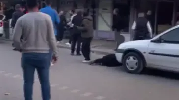 Eşini sokak ortasında katletti, elini kolunu sallayarak kayıplara karıştı