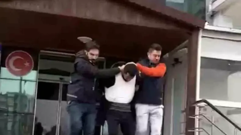 Eşini sokak ortasında öldüren şahıs tutuklandı