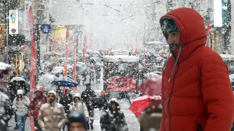 İstanbul’da kar yeniden başlayacak! Peş peşe uyarı geldi, saati de belli