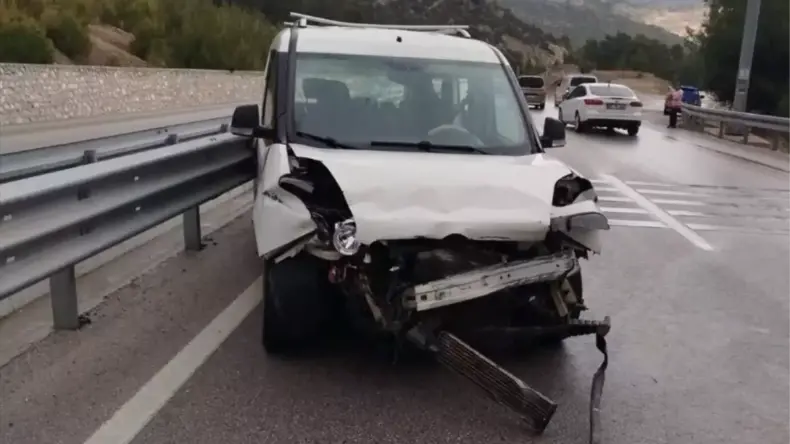 Korkuteli’nde Trafik Kazası: 1 Ölü, 1 Yaralı