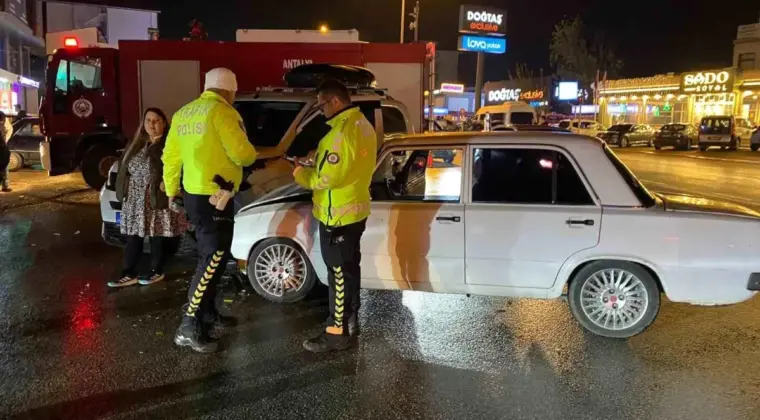Antalya’da Trafik Kazası: 3 Yaralı