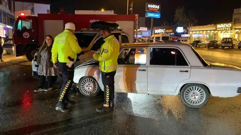 Antalya’da Trafik Kazası: 3 Yaralı