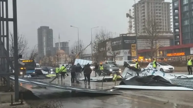 Ankara’da Kuvvetli Fırtına Hasara Yol Açtı