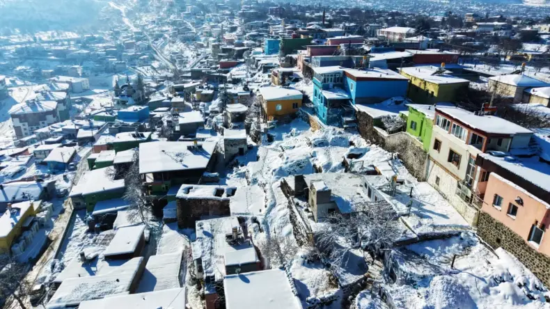 Hacılar’da Karla Kaplı Renkli Evler