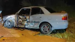 Direğe çarptı, hurdaya dönen araçtan yaralanmadan çıktı