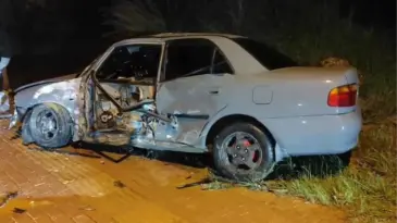 Direğe çarptı, hurdaya dönen araçtan yaralanmadan çıktı