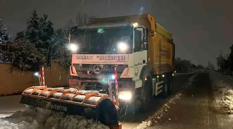 Gölbaşı Belediyesi, kar küreme ve tuzlama çalışmalarına aralıksız devam ediyor