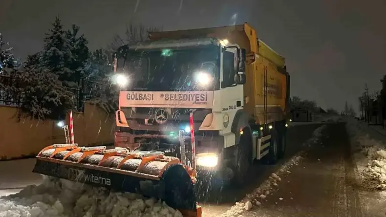 Gölbaşı Belediyesi, kar küreme ve tuzlama çalışmalarına aralıksız devam ediyor