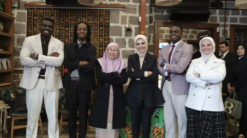 Malezya Başbakanı’nın eşi Ankara’da Afrika Evi’ni ziyaret etti