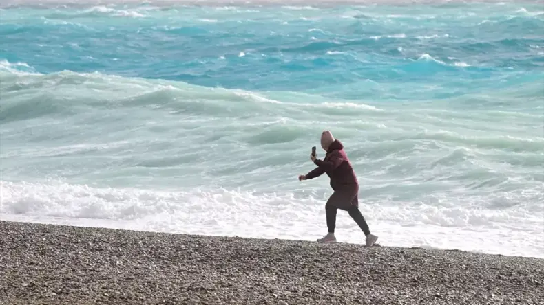 Antalya’da Fırtına Çam Ağacını Devrildi