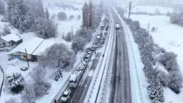 Kar kalınlığı 15 santimetreyi buldu, ulaşım felç oldu