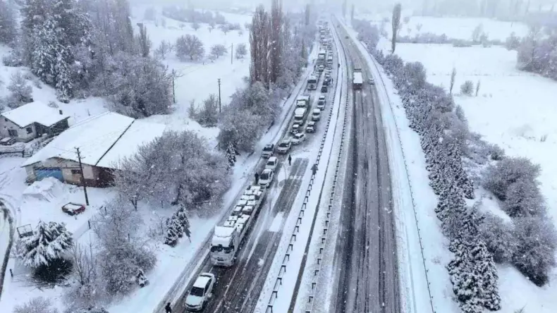 Kar kalınlığı 15 santimetreyi buldu, ulaşım felç oldu