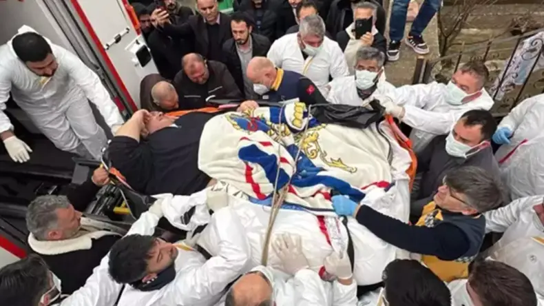 300 kilo adamı duvarı kırıp özel ekiple evden çıkardılar! Her şey 12 yıl önce başlamış