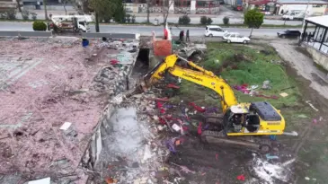 Sakarya’nın Karasu sahilinde riskli alanda bulunan yapılar yıkıldı