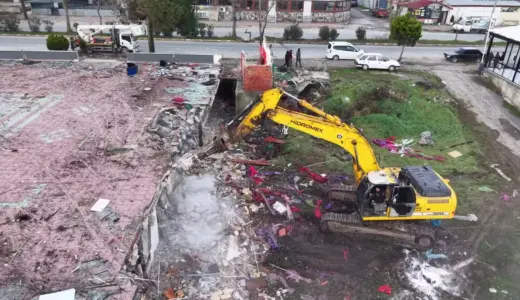 Sakarya’nın Karasu sahilinde riskli alanda bulunan yapılar yıkıldı