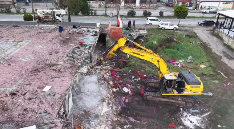 Sakarya’nın Karasu sahilinde riskli alanda bulunan yapılar yıkıldı
