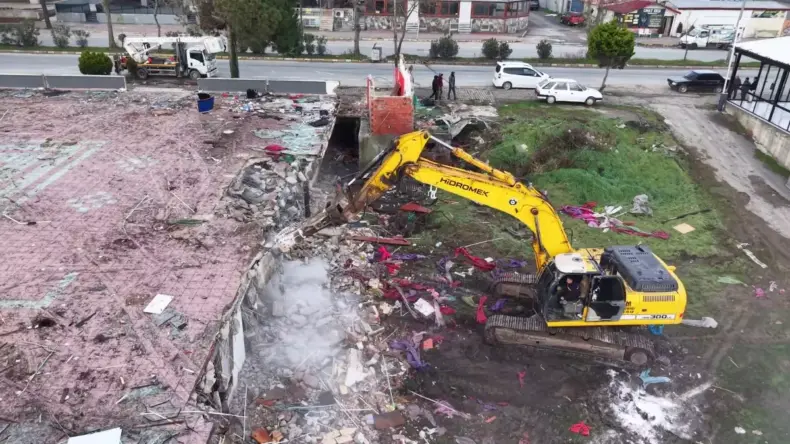 Sakarya’nın Karasu sahilinde riskli alanda bulunan yapılar yıkıldı