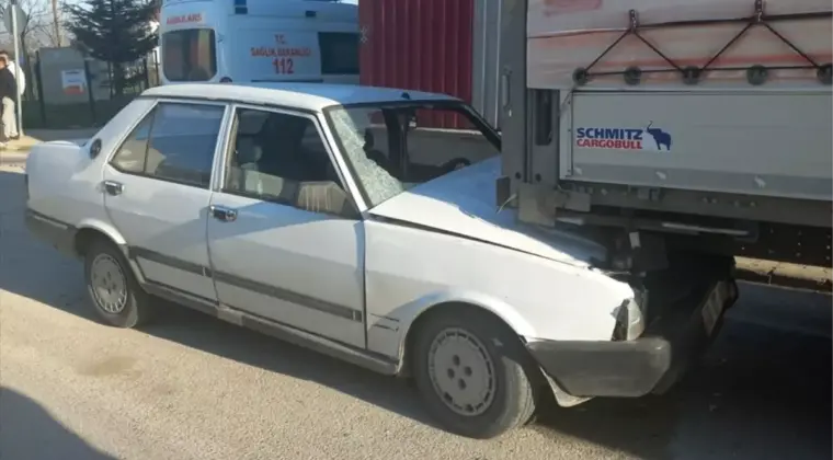 İnegöl’de Park Halindeki Tıra Çarpan Sürücü Yaralandı