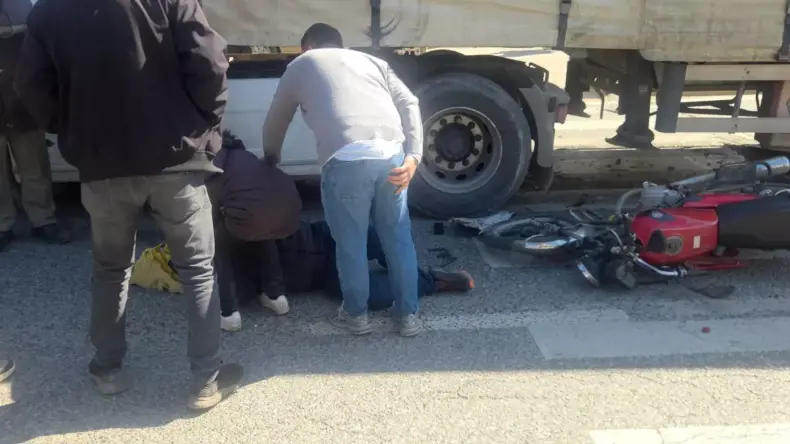 Bursa’da TIR’la Motosiklet Çarpıştı: 5 Yaralı