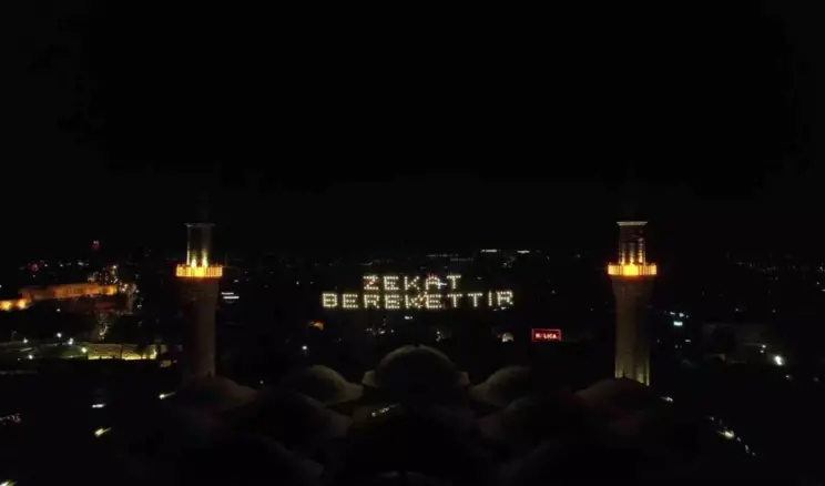 Bursa’da Mahya Geleneği: ‘Zekat Berekettir’