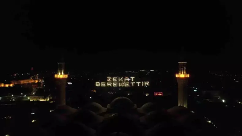 Bursa’da Mahya Geleneği: ‘Zekat Berekettir’